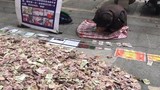 Chuyện lạ hôm nay: Người ăn xin rải tiền trên phố gây sốc 