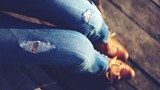 Bị chồng cấm mặc quần jeans, vợ và con gái làm điều kinh dị này 