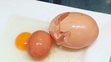 Trứng khổng lồ "mang bầu" thêm trứng gây sửng sốt