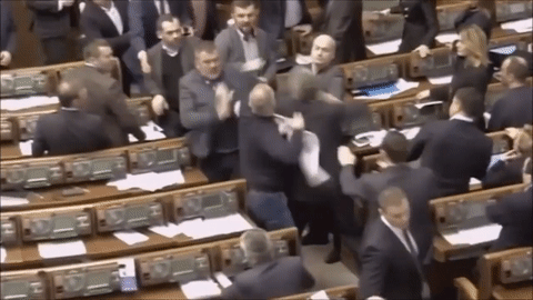 Video: Nghị sĩ Ukraine lao vào hỗn chiến khi đang họp Quốc hội