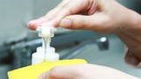 Pha loãng nước rửa bát: Bác sĩ khẳng định gấp đôi vi khuẩn 
