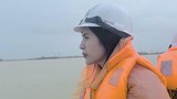 Thuỷ Tiên lội nước, dầm mưa đến Nghệ An hỗ trợ bà con vùng lũ