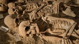 Loạt ảnh nóng: Cận cảnh ngôi mộ tập thể chôn 200 người 
