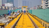 Cận cảnh lắp đặt ray tàu điện đường sắt trên cao Hà Nội