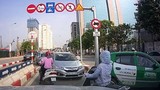 Ô tô, xe máy nối đuôi nhau đi ngược chiều trên cầu vượt Hà Nội