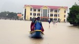 Ảnh lũ lụt miền Trung: Người và nhà chìm trong biển nước mênh mông