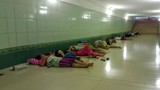 Ảnh: Say ngủ dưới hầm mát lịm trong ngày Hà Nội nắng nóng kỷ lục