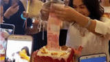Lạ: Nữ giám đốc rút tiền mỏi tay từ bánh kem sinh nhật