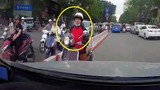 Video: Nữ 'ninja Vespa' chạy lấn làn, bị tài xế ô tô ép lùi trên phố Hà Nội