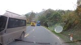 Video: Xe khách vượt kiểu 'giết người' trên đèo Thung Khe, suýt đấu đầu ô tô con