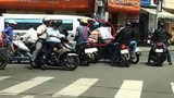 Video: Đôi nam nữ dàn cảnh đụng xe “chôm” tiền bị dân vây bắt