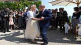 Tổng thống Vladimir Putin khiêu vũ tại đám cưới của ngoại trưởng Áo