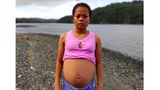 Thiếu nữ có bụng to bất thường khiến dân làng nghi mang thai với cá