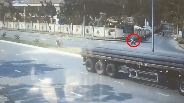 Video: Hãi hùng cảnh thanh niên vượt dải phân cách chui xuống gầm container
