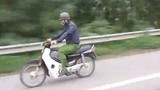 Video: Người mặc trang phục giống cảnh sát phóng xe máy trên cao tốc ở Hà Nội