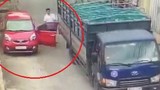 Video: Tài xế mở cửa ô tô thiếu quan sát bị xe tải va gãy 