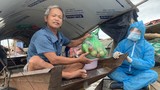 Đi thuyền ra bãi giữa sông Hồng tặng gạo cho người khó khăn