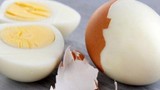 Luộc trứng đơn giản, thêm miếng này vào nồi, tách vỏ dễ như chơi