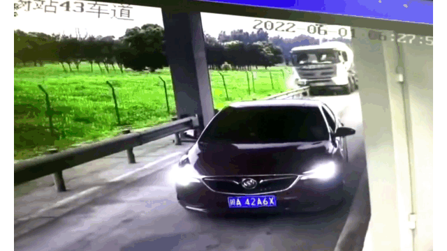 Video: Xe bồn chở xi măng bất ngờ mất lái, tông sập trạm thu phí
