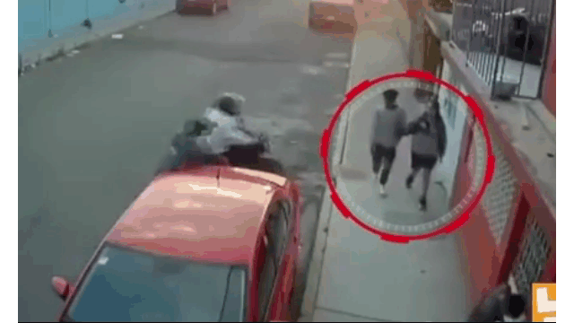 Video: Gặp cướp, thanh niên để mặc bạn gái rồi bỏ chạy thục mạng
