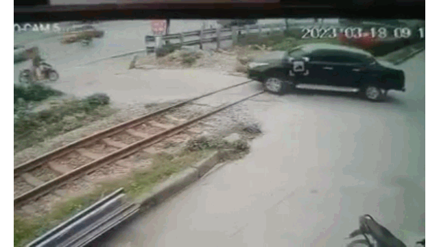 Video: Cố nhấn ga vượt qua đường ray, ô tô bị tàu hỏa tông