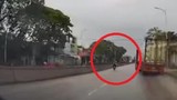 Video: Tài xế lái xe container “drift” như trong phim, 2 người thoát đại họa