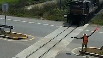 Video: Lao như bay qua đường ray, xe tải bị tàu hỏa tông văng