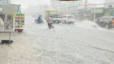 Đón trận mưa "vàng", nhiều tuyến đường ở TP HCM ngập úng
