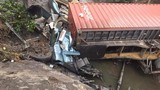Xe container rơi xuống mương nước, tài xế tử vong thương tâm