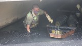 Hà Nội giãn cách: Công nhân dầm mình trong cống để vớt rác