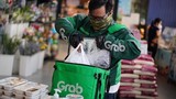 Grab thu phí nắng nóng: Tận thu mồ hôi của tài xế!