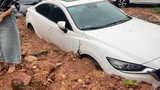 Loạt xe ô tô bị chôn bánh xe vì đất đá sạt lở ở Hà Nội