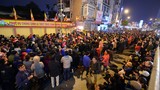 Hàng nghìn người ngồi ngoài đường chùa Phúc Khánh giải hạn sao 
