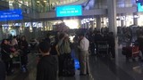 Ảnh: Sân bay Nội Bài "tắc đường" người đón thân nhân dịp Tết