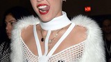 Miley Cyrus lại khiêu khích với trang phục lộ da thịt