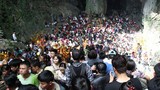 Hàng nghìn người nghẹt thở chen nhau lễ chùa Hương