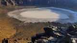 Miệng núi lửa trắng ngọc kì lạ ở Saudi Arabia 