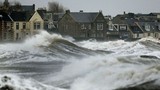 Mưa bão, lũ lụt, triều cường khổng lồ nhấn chìm nước Anh