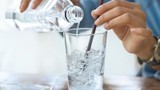 Nước ấm, nước lạnh: Uống thời điểm nào cho thích hợp?