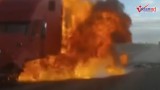 Video: Xe container bốc cháy dữ dội sau khi va chạm xe con
