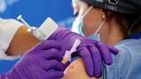 Hai nhân viên y tế Mỹ phải cấp cứu sau tiêm vắc-xin COVID-19