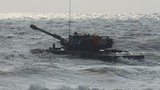 Xem xe tăng Trung Quốc tự bơi trên biển