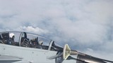 Xem tiêm kích J-10 Trung Quốc “bú sữa” trên không