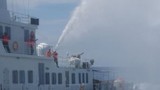 Tàu Trung Quốc hung hăng phun vòi rồng uy hiếp tàu cá VN