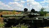 Xem xét xác xe tăng T-72 của quân ly khai Ukraine