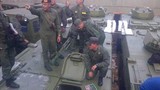 Lính Venezuela thích thú xe thiết giáp VN-1 Trung Quốc