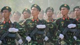 Quân đội Việt Nam diễu binh với súng trường tự chế tạo