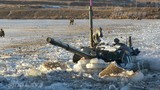 Mục kích ông Kim Jong-un chỉ đạo xe tăng vượt sông băng