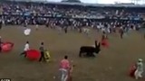 Video: Trêu bò tót, bị húc cực mạnh chết tại trận