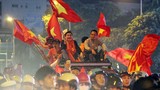 Ngán ngẩm cảnh người hâm mộ U23 Việt Nam bất chấp tính mạng để ăn mừng